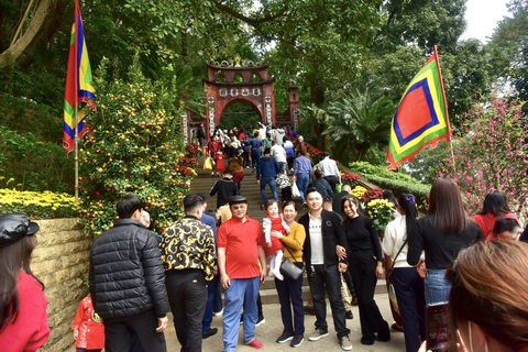 Du khách thăm đền Hùng (Phú Thọ) đầu năm Giáp Thìn - Ảnh: T.T.D.