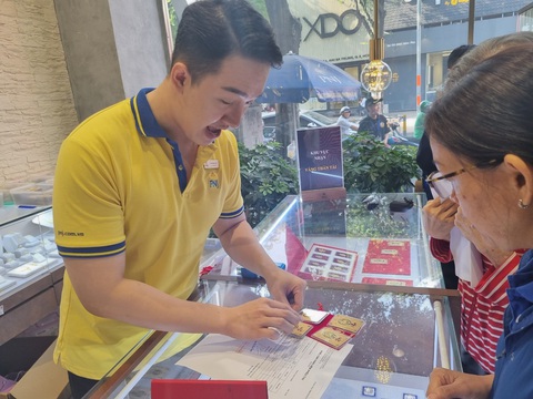 Giá vàng miếng SJC bốc hơi hàng triệu đồng/lượng ngay ngày Thần Tài- Ảnh 3. Người dân chủ yếu mua số lượng nhỏ với ý nghĩa cầu may mắn - Ảnh: A.H.