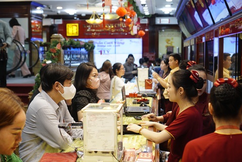 Giá vàng ngày Thần Tài ‘quay xe’ giảm nhẹ- Ảnh 1. Người dân đến giao dịch tại cửa hàng vàng trên phố Trần Nhân Tông (Hà Nội) - Ảnh: NGUYỄN HIỀN