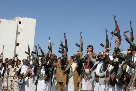 Mỹ tấn công vào Yemen, lần đầu phát hiện tàu ngầm không người lái của Houthi- Ảnh 1. Những người ủng hộ Houthi giơ súng trường khi tham gia cuộc biểu tình ủng hộ Palestine ở Sanaa, Yemen hôm 18-2 - Ảnh: REUTERS