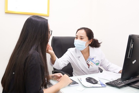 Vì sao vừa hết Tết đã có hàng ngàn người đi khám da liễu, bệnh lây qua đường tình dục?- Ảnh 2. Một bệnh nhân bùng phát mụn trên mặt trong thời gian nghỉ Tết đến thăm khám tại Bệnh viện Da liễu TP.HCM - Ảnh: Bệnh viện cung cấp
