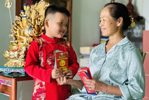 Những khoảnh khắc của ngày mùng 1 Tết luôn để lại nhiều ấn tượng trong lòng bà - cháu - Ảnh: L.Đ.L. Những khoảnh khắc của ngày mùng 1 Tết luôn để lại nhiều ấn tượng trong lòng bà - cháu - Ảnh: L.Đ.L.