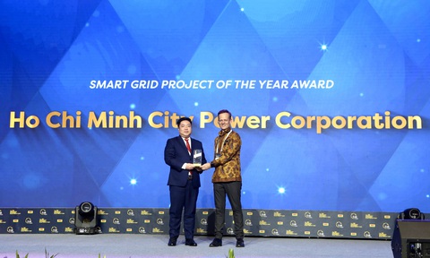 Ngành điện TP.HCM - 13 năm phát triển lưới điện thông minh- Ảnh 1. Phó Tổng Giám đốc EVNHCMC Luân Quốc Hưng đại diện Tổng công ty Điện lực TP.HCM nhận giải thưởng cao nhất ở hạng mục “Dự án hệ thống tự động hóa lưới điện cao trung thế” trong đêm chung kết Power Energy Award - Enlit Asia 2023. Ảnh: Duyên Phan