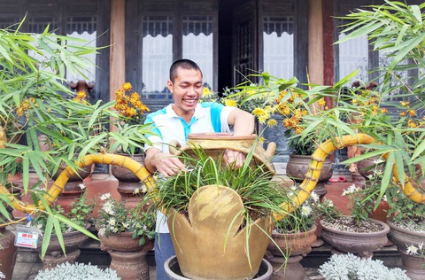 Nguyễn Sỹ Luân bên tác phẩm Nguyễn Sỹ Luân bên tác phẩm