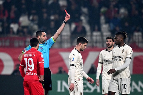 Tin tức thể thao sáng 19-2: Hojlund lại ghi bàn, Man United thắng trận thứ 4 liên tiếp- Ảnh 4. Luka Jovic nhận thẻ đỏ trong ngày AC Milan để thua Monza - Ảnh: REUTERS