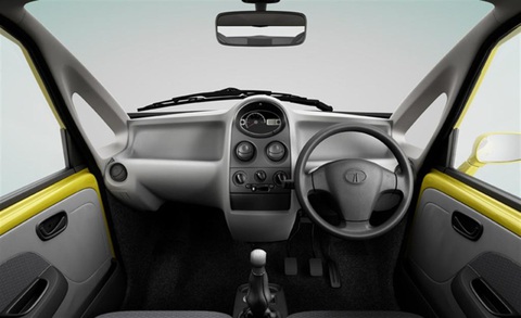 Ô tô rẻ nhất thế giới Tata Nano từng gây sốt toàn cầu giờ ra sao?- Ảnh 5. Nội thất Tata Nano chỉ đủ dùng cho một mẫu xe có giá chỉ vài chục triệu đồng khi đó - Ảnh: Tata