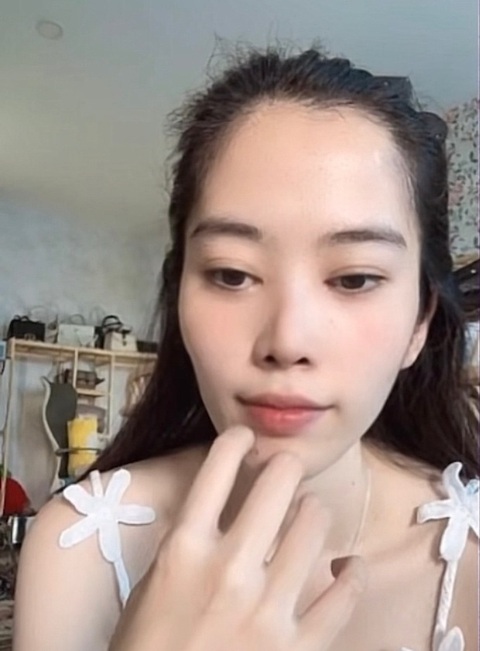 Nam Em bóc mẽ danh xưng hoa hậu, 'cà khịa' cả showbiz Việt- Ảnh 1. Nam Em hào hứng livestream bóc phốt cả showbiz Việt khiến netizen bất bình