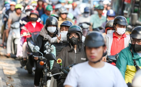 Người dân chú ý chống nắng nóng khi ra đường - Ảnh: PHƯƠNG QUYÊN Người dân chú ý chống nắng nóng khi ra đường - Ảnh: PHƯƠNG QUYÊN