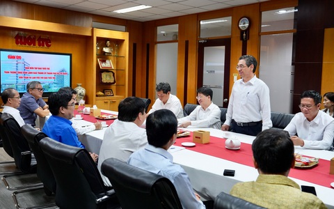 Phó bí thư Nguyễn Phước Lộc: Kỳ vọng báo Tuổi Trẻ tiếp tục có những tuyến bài truyền cảm hứng- Ảnh 1. Phó bí thư Thành ủy TP.HCM Nguyễn Phước Lộc trao đổi tại buổi làm việc, chúc Tết tại báo Tuổi Trẻ - Ảnh: HỮU HẠNH