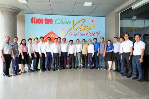 Phó bí thư Nguyễn Phước Lộc: Kỳ vọng báo Tuổi Trẻ tiếp tục có những tuyến bài truyền cảm hứng- Ảnh 2. Đoàn công tác Thành ủy TP.HCM chụp ảnh lưu niệm cùng đội ngũ của báo Tuổi Trẻ - Ảnh: HỮU HẠNH