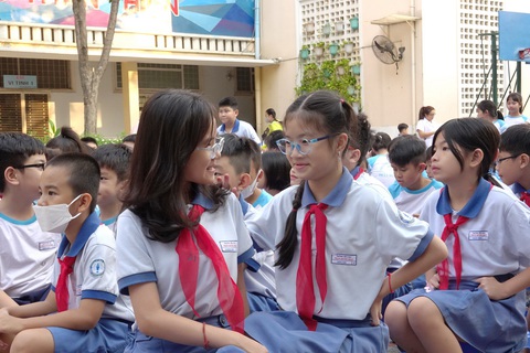 Học sinh kể chuyện Tết sau 16 ngày không được gặp nhau ở trường - Ảnh: NHƯ HÙNG Học sinh kể chuyện Tết sau hơn hai tuần không được gặp nhau ở trường - Ảnh: NHƯ HÙNG