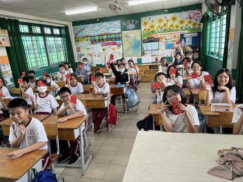 Chỉ con cách tiêu tiền lì xì hay 'con muốn làm gì thì làm'?- Ảnh 1. Học sinh tiểu học tại TP.HCM được nhận lì xì ngày đầu đến trường sau Tết Giáp Thìn - Ảnh: MỸ DUNG