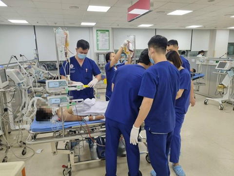 Nhồi máu phổi tử vong cao hơn nhồi máu cơ tim cấp, đang gia tăng trong giới trẻ- Ảnh 1. Cấp cứu cho bệnh nhân nhồi máu phổi tại Bệnh viện Trung ương Quân đội 108 - Ảnh: BVCC