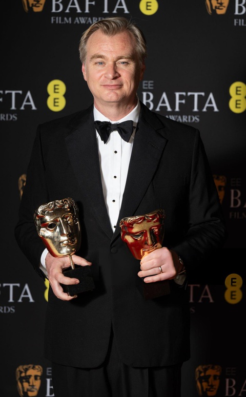 Oscar cận kề, Oppenheimer tiếp tục thắng 7 giải BAFTA- Ảnh 2. Đạo diễn Christopher Nolan cầm trên tay hai giải thưởng Đạo diễn xuất sắc nhất và Phim hay nhất tại BAFTA 2024 - Ảnh: GETTY IMAGES