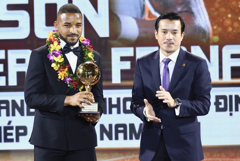Hoàng Đức, Kim Thanh là Quả bóng vàng Việt Nam 2023- Ảnh 8. Rafaelson nhận giải Cầu thủ nước ngoài xuất sắc nhất từ Phó giám đốc Sở Văn hóa - Thể thao TP.HCM Nguyễn Nam Nhân - Ảnh: QUANG THỊNH