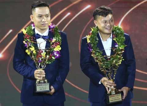 Hoàng Đức, Kim Thanh là Quả bóng vàng Việt Nam 2023- Ảnh 7. Trần Văn Vũ và Phạm Thành Lương với giải Cống hiến - Ảnh: QUANG THỊNH