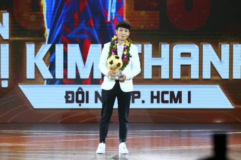 Hoàng Đức, Kim Thanh là Quả bóng vàng Việt Nam 2023- Ảnh 4. Thủ thành Kim Thanh với Quả bóng vàng nữ 2023 - Ảnh: QUANG THỊNH