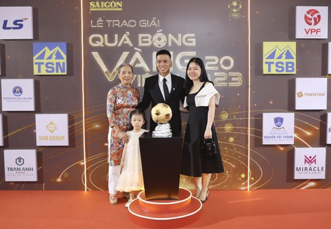 Hoàng Đức, Kim Thanh là Quả bóng vàng Việt Nam 2023- Ảnh 14. Tuyển thủ futsal Phạm Đức Hòa chụp hình lưu niệm cùng gia đình - Ảnh: QUANG THỊNH