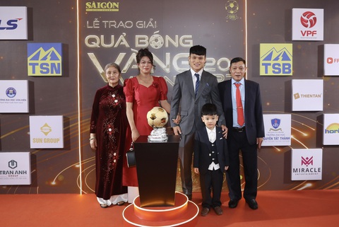 Hoàng Đức, Kim Thanh là Quả bóng vàng Việt Nam 2023- Ảnh 15. Gia đình tuyển thủ Phạm Tuấn Hải bên cạnh mô hình Quả bóng vàng - Ảnh: QUANG THỊNH