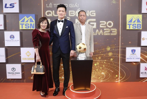 Hoàng Đức, Kim Thanh là Quả bóng vàng Việt Nam 2023- Ảnh 13. Hoàng Đức cùng cha mẹ dự lễ trao giải Quả bóng vàng 2023 - Ảnh: QUANG THỊNH