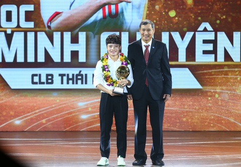 Hoàng Đức, Kim Thanh là Quả bóng vàng Việt Nam 2023- Ảnh 11. HLV Mai Đức Chung trao giải cho Ngọc Minh Chuyên - Ảnh: QUANG THỊNH