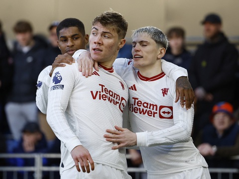 Tin tức thể thao sáng 19-2: Hojlund lại ghi bàn, Man United thắng trận thứ 4 liên tiếp- Ảnh 1. Hojlund (giữa) tiếp tục tỏa sáng giúp Man United bay cao - Ảnh: REUTERS