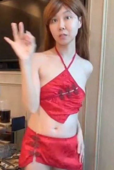 Streamer quay video thoát y ngay trong nhà hàng lẩu- Ảnh 1. Nữ streamer dính thị phi sau video khiêu dâm quay tại nhà hàng lẩu.