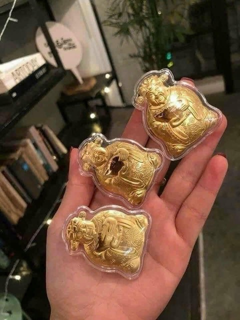 Ngày Thần Tài: Thỏi vàng… bằng rau câu đắt hàng trên mạng- Ảnh 2. Ngoài thỏi vàng tượng trưng, ông Thần Tài mạ vàng được rao bán trên mạng giá rất mềm, thu hút nhiều đơn hàng - Ảnh: T.THƯƠNG