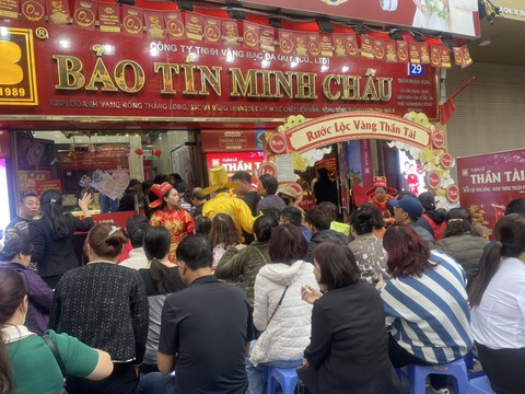 Giá vàng ngày Thần Tài ‘quay xe’ giảm nhẹ- Ảnh 3. Khách phải xếp hàng, lấy phiếu để chờ vào mua vàng - Ảnh: L.THANH