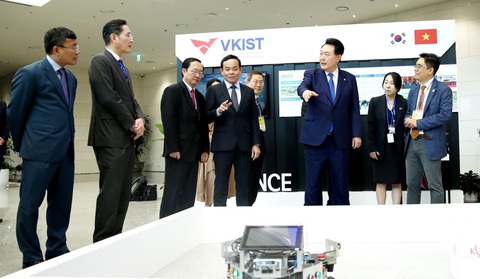 Tổng thống Hàn Quốc Yoon Suk Yeol (thứ ba từ phải sang) tham quan khu trưng bày của VKIST tại Trung tâm nghiên cứu và phát triển ở Hà Nội của Samsung - Ảnh: TTXVN Tổng thống Hàn Quốc Yoon Suk Yeol (thứ ba từ phải sang) tham quan khu trưng bày của VKIST tại Trung tâm nghiên cứu và phát triển ở Hà Nội của Samsung - Ảnh: TTXVN