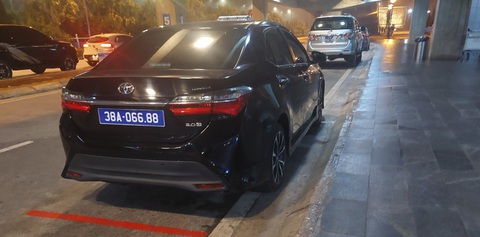 Kiểm điểm chủ tịch Hội phụ nữ dùng xe biển xanh đón con ở sân bay- Ảnh 1. Xe biển xanh lắp đèn ưu tiên đón người thân của chủ tịch Hội Liên hiệp Phụ nữ tỉnh Hà Tĩnh ở sân bay Vinh - Ảnh: Bạn đọc cung cấp
