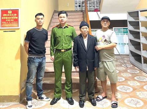 Cụ ông 87 tuổi đi lạc từ Hà Nội vào Hà Tĩnh- Ảnh 1. Ông H. từ Hà Nội vào Hà Tĩnh được công an liên hệ với gia đình đưa về nhà - Ảnh: H.A.