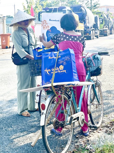 Sacombank mang hành trình 'Ấm tình mùa xuân' đến với cộng đồng- Ảnh 11. Phía sau những mảnh đời khó khăn, luôn có những sự đồng hành đầy nhẫn nại… - Ảnh: Sacombank