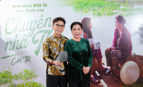Minh Dự kể chuyện Tết với Chuyện nhà Tí 3- Ảnh 3. Minh Dự và NSND Kim Xuân trong buổi ra mắt phim Chuyện nhà Tí 3.