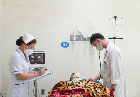 Tàu cá đang thả lưới bị tàu hàng đâm chìm, 6 ngư dân thoát chết- Ảnh 1. Một ngư dân bị thương trong vụ tai nạn được cấp cứu tại Bệnh viện Đa khoa trung ương Quảng Nam - Ảnh: HUÂN BÙI