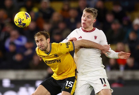 Cầu thủ 18 tuổi 'cứa lòng' phút cuối, Man United hạ Wolves 4-3- Ảnh 2. Man United (phải) giành chiến thắng kịch tính trước Wolves, bất chấp nỗ lực tuyệt vời của đội chủ nhà - Ảnh: REUTERS