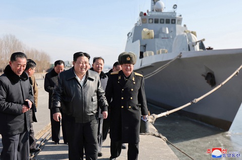 Nhà lãnh đạo Triều Tiên Kim Jong Un thị sát xưởng đóng tàu chiến Nampo ở nước này - Ảnh: REUTERS Nhà lãnh đạo Triều Tiên Kim Jong Un thị sát xưởng đóng tàu chiến Nampo ở nước này - Ảnh: REUTERS