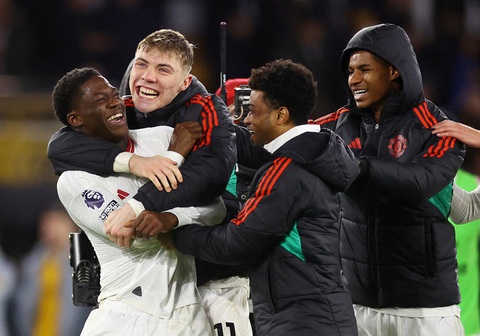 Cầu thủ 18 tuổi 'cứa lòng' phút cuối, Man United hạ Wolves 4-3- Ảnh 1. Niềm vui của các cầu thủ Man United sau khi Mainoo ghi bàn ấn định chiến thắng 4-3 trước Wolves - Ảnh: REUTERS