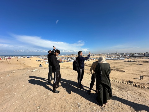 Những người Palestine di tản tại thành phố Rafah ở Gaza cố gắng truy cập Internet từ phía Ai Cập để liên lạc với người dân - Ảnh: REUTERS Người Palestine di tản tại thành phố Rafah ở Gaza cố gắng truy cập Internet từ phía Ai Cập để liên lạc với người thân - Ảnh: REUTERS