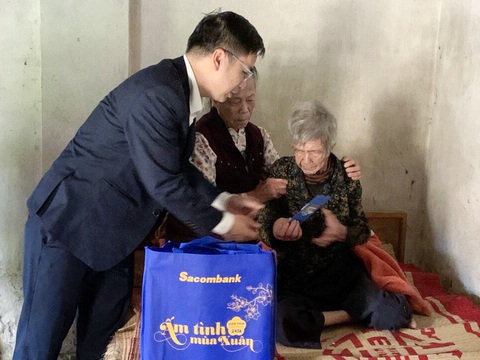 Sacombank mang hành trình 'Ấm tình mùa xuân' đến với cộng đồng- Ảnh 4. Đón nhận sự quan tâm của Sacombank, nhiều gia đình tại Ninh Bình vô cùng xúc động vì có thêm niềm vui Tết - Ảnh: Sacombank