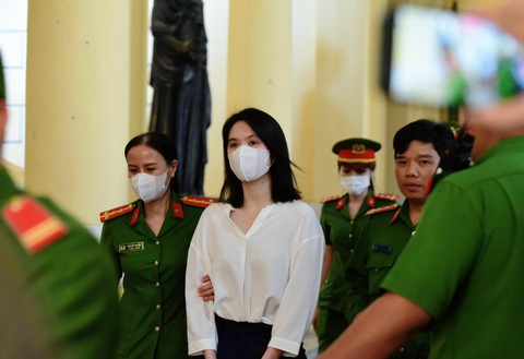 Viện kiểm sát: Nói xử lý Ngọc Trinh vì gây rối trật tự trên mạng là nhận thức sai- Ảnh 1. Bị cáo Ngọc Trinh tại tòa - Ảnh: DUYÊN PHAN