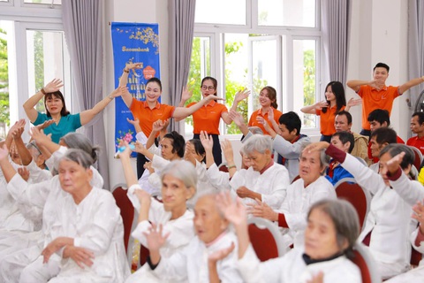 Sacombank mang hành trình 'Ấm tình mùa xuân' đến với cộng đồng- Ảnh 5. Cán bộ nhân viên Sacombank tổ chức các hoạt động vận động, giao lưu văn nghệ… mang niềm vui xuân đến cho nhiều cụ già, em nhỏ tại Trung tâm Bảo trợ xã hội TP Đà Nẵng - Ảnh: Sacombank