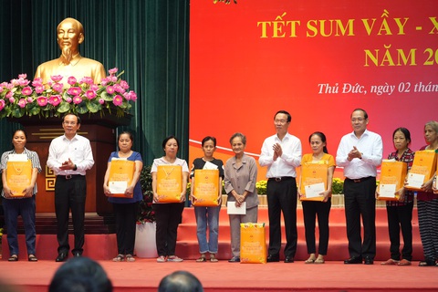 Chủ tịch nước Võ Văn Thưởng: TP.HCM là thành phố của yêu thương- Ảnh 1. Chủ tịch nước Võ Văn Thưởng và Bí thư Thành ủy TP.HCM Nguyễn Văn Nên cùng các lãnh đạo trung ương, TP tặng quà chúc Tết cho các công nhân, người lao động, hộ gia đình có hoàn cảnh khó khăn trên địa bàn TP Thủ Đức - Ảnh: HỮU HẠNH