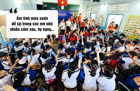 Sacombank mang hành trình 'Ấm tình mùa xuân' đến với cộng đồng- Ảnh 6. Đón Tết sớm, các em nhỏ ở mái ấm rất vui, “Ấm tình mùa xuân” đã để lại trong các em nhiều cảm xúc và hy vọng… - Ảnh: Sacombank