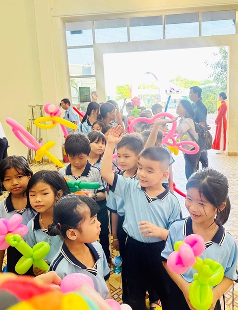 Sacombank mang hành trình 'Ấm tình mùa xuân' đến với cộng đồng- Ảnh 7. Các bạn nhỏ có nhiều hoạt động thú vị, hào hứng tại các ngày hội “Ấm tình mùa xuân” - Ảnh: Sacombank