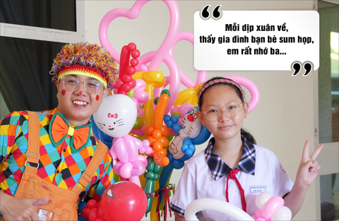 Sacombank mang hành trình 'Ấm tình mùa xuân' đến với cộng đồng- Ảnh 9. Bé Kim Ngân, 12 tuổi, sống tại TP. Thủ Đức, em mất ba trong đại dịch Covid-19, mỗi dịp xuân về thấy gia đình bạn bè sum họp em rất nhớ ba, tham gia ngày hội “Ấm tình mùa xuân” em gửi nhắn đến các bạn đồng trang lứa hãy biết yêu kính ba mẹ hơn và em mong rằng sau này cũng sẽ trở thành người mang mùa xuân vui đến cho những mảnh đời cơ nhỡ - Ảnh: Sacombank