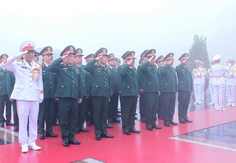 Lãnh đạo Đảng, Nhà nước vào lăng viếng Bác nhân kỷ niệm Ngày thành lập Đảng- Ảnh 5. Đoàn đại biểu Quân ủy Trung ương, Bộ Quốc phòng - Ảnh: GIA HÂN