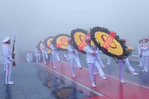 Lãnh đạo Đảng, Nhà nước vào lăng viếng Bác nhân kỷ niệm Ngày thành lập Đảng- Ảnh 4. Đoàn lãnh đạo, nguyên lãnh đạo Đảng, Nhà nước dâng hoa tưởng nhớ các anh hùng liệt sĩ - Ảnh: GIA HÂN
