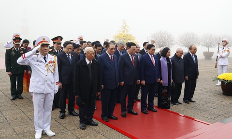Lãnh đạo Đảng, Nhà nước vào lăng viếng Bác nhân kỷ niệm Ngày thành lập Đảng- Ảnh 1. Đoàn lãnh đạo, nguyên lãnh đạo Đảng, Nhà nước vào lăng viếng Chủ tịch Hồ Chí Minh - Ảnh: GIA HÂN