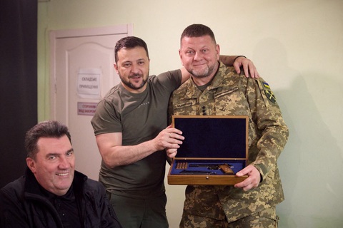 Tổng tư lệnh Ukraine Valery Zaluzhny (phải) chụp ảnh cùng Tổng thống Ukraine Volodymyr Zelensky vào tháng 7-2023 - Ảnh: AFP Tổng tư lệnh Ukraine Valery Zaluzhny (phải) chụp ảnh cùng Tổng thống Ukraine Volodymyr Zelensky vào tháng 7-2023 - Ảnh: AFP